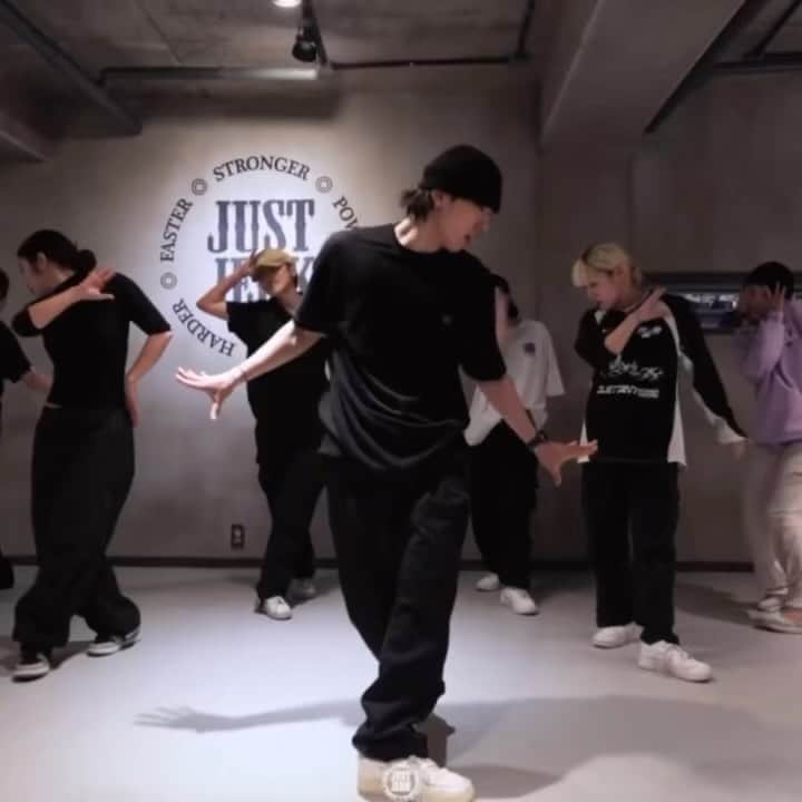 SAY のインスタグラム：「celebrating the 1st anniversary of S:INEMA, rewatching videos of the album’s dance videos expressed by many choreographers and dancers around the world! so so sad that i can only post 10 of the thousands of videos here🥲 but S/O to u all !!! i know you’ve been killing my songs with the moves 🖤 here are a few of my favorites so far 🙏🏻🤌🏻✨ #SINEMA  다가오는 S:INEMA의 1주년을 기념하며,  들리는 음악을 보이는 퍼포먼스로 재탄생시켜주는 세상 수많은  댄서분들에게 깊은 감사를! 그대들의 표현과 움직임에 다시게끔 좋은 에너지와 영감을 얻어 갑니다! y’all can really mf dance❤️‍🔥😮‍💨🥵 S/O TO YOU ALL !!! 🌹🙏🏻🌹」