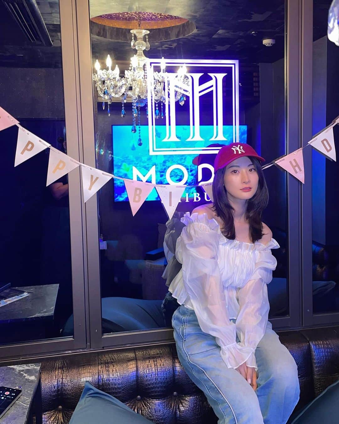 繭のインスタグラム：「ㅤㅤㅤ ㅤㅤㅤ めずらしく投稿したいものがたまってる🤣  誕生日当日はイベントのあとに 相方 @chikuwa_rabbit がイケイケのカラオケに 連れて行ってくれました😚🎤  ごはんも美味しいし飲み物も飲み放題で しかもタピオカまであって超はしゃいだ🥹✨ ジャンボリーミッキー歌って幸せな誕生日でした❤️  #モディス渋谷 #followme #followmejp #followjp」