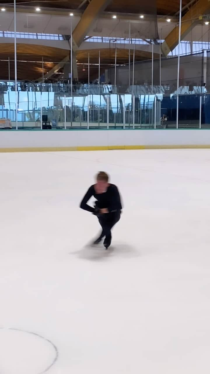 マッテオ・リッツォのインスタグラム：「Spinnnn 🌪️  First day in 🇨🇦 was great!  Have a good dayy!!! • • #Figureskating #pattinaggiosughiaccio #pattinaggiodifigura #iceskating #ice #competitions #race #olympics #japan #italiateam #fisg4passion  #icelab #fiammeazzurre #go #travel #passport #happy」