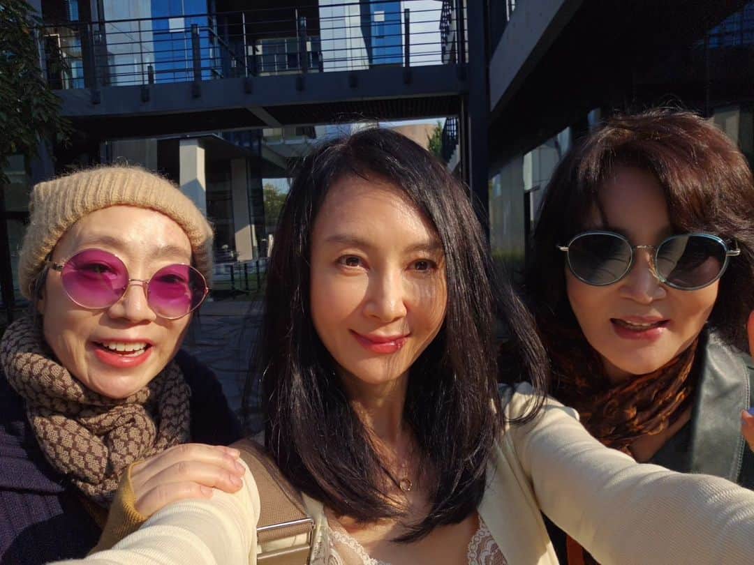 チェ・シラのインスタグラム：「늘 한결같으신 이신자선생님💙 오랜만에 만나 더 좋았다는 명희언니💜 자리까지 옮겨 이어진 우리들의 얘기들 오랜지기들에게서 느껴지는 그 무엇🙂」