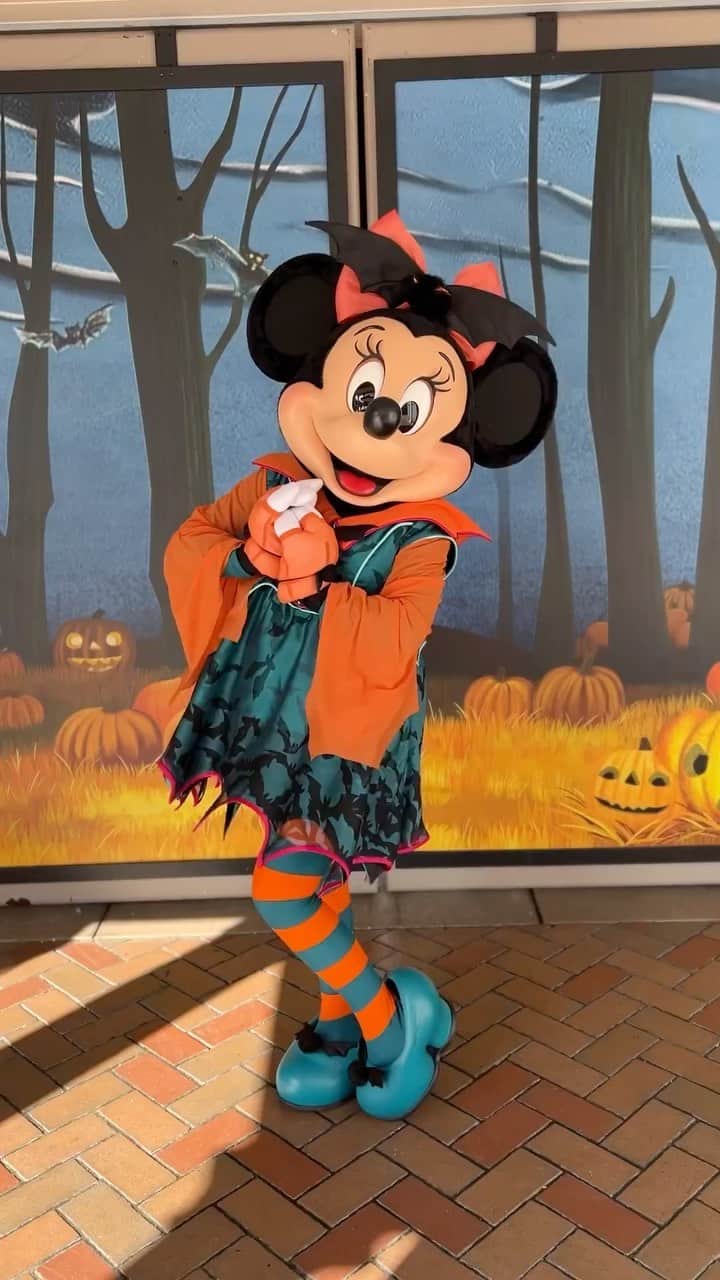 ディズニーランドのインスタグラム：「Gourdness gracious, it's officially ONE WEEK until Halloween! 🎃 The person who tagged you in the comments wants to make one more trip with you before Halloween rolls away 👇 👻」