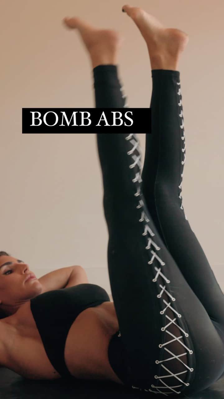 Alexia Clarkのインスタグラム：「Who loves a bomb ab workout?! Here is on to save, share and DO!   You’ll perform each exercise for 30 seconds (make sure you do both sides for exercise 2)! Take NO rest between each exercise and round. Perform 3 rounds total!   www.Alexia-Clark.com   #abs #core #absworkout」