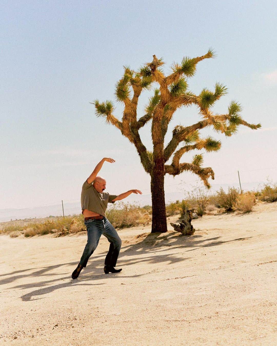 Kinfolk Magazineのインスタグラム：「After enormous commercial success as a choreographer (remember Sia’s “Chandelier”?), @Ryan.Heffington directed his passion toward community projects. “When people come together to be truthful in the name of dance, joy and movement, it creates a different equation than we’re used to in everyday life.” Read the profile in Issue Forty-Nine.  (Photos: @arianna.lago)」