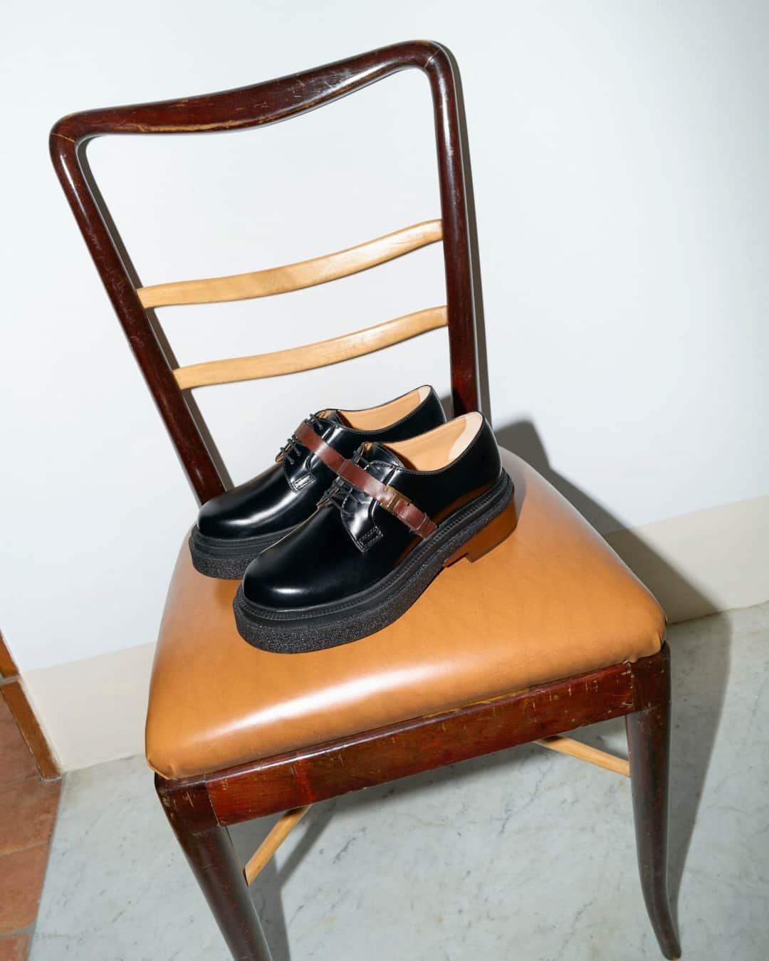 トッズのインスタグラム：「A captivating statement of elegance. From a timeless lace-up shoe to the iconic Di Bag, enhance your style with Tod’s new accessories.  Tod's Creative Director: @WalterChiapponi Photographer: @simon171  Model: @mona_tougaard #TodsFW23 #TodsDiBag #Tods」