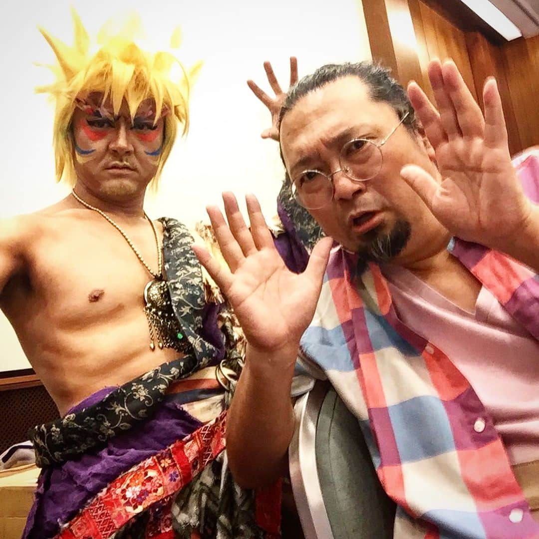 村上隆さんのインスタグラム写真 - (村上隆Instagram)「Mr. Hirohisa Tamonoki (a.k.a. Tamosan @tamonoki ) has assumed the position of Advisor to Kaikai Kiki Co., Ltd. as of October 1, 2023. My relationship with Mr. Tamonoki goes back to his days at Pixiv, where he worked before Mercari @mercari_jp . He was in charge of the cosplay business there, and he operated a gallery as a joint project with Kaikai Kiki. When I had my The 500 Arhats exhibition at the Mori Art Museum in 2015, Perrotin Gallery @perrotin organized a party on a boat in Basel, Switzerland, to promote the exhibition outside of Japan, during which there was an event where cosplayers dressed up in the style evoking the Arhats. Tamosan lead the pack himself, shedding 20 kg of his body weight in order to do a super cosplay that involved him being close to naked. When I heard a rumor that he was leaving Pixiv (Animate), I immediately contacted him and asked if he would be interested in working for my company, but, unfortunately for us, he moved on to Mercari at that time. He was also an art collector and a customer of ours, however, so we kept in touch. At the beginning of the pandemic, when my company was about to go under and I was feeling down, Tamosan came to our gallery opening and I asked him if he could help me manage the company. He said that he would be willing to do so as a volunteer and, starting around September 2021, he has been advising us on HR matters, among other things. During the period since, he has advised us on the launch of our NFT business, HR reform operations in general, and most recently, he helped us bring in Shohei Sasaki, former CFO of CrowdWorks, as our COO. The art business has expanded greatly beyond anyone's expectations during and since the pandemic. I would like to evolve Kaikai Kiki digitally under Tamosan's direction in order to create a powerful point of contact where we can meet the needs of society. With Tamosan officially joining our company now, I hope that an increasing number of IT people will join us in our endeavor.」10月25日 0時33分 - takashipom