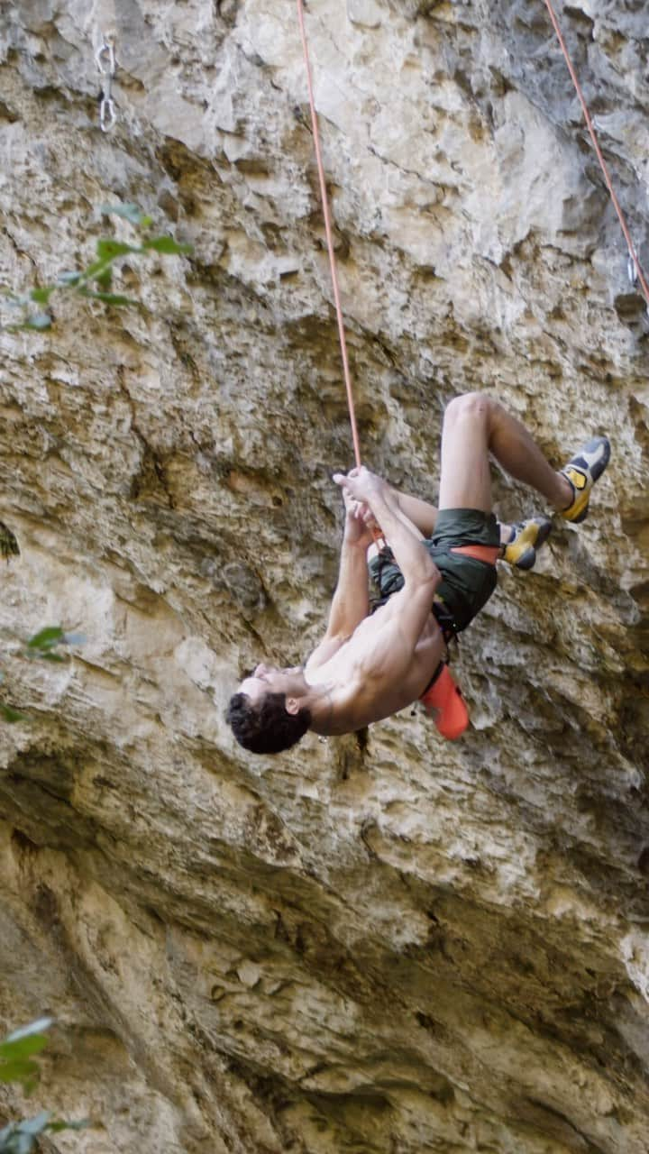 アダム・オンドラのインスタグラム：「European qualification competition in Laval is getting closer, so I decided to test my shape on the rock 😎 I visited the home crag of @kruderjernej, Sopota (Slovenia) 🇸🇮 There are two 9a lines sharing the same finish but different start ☝️ First, I tried In Time 9a, which has a huge dyno as a first move. I missed it on my onsight try, so I moved to the left under Peščena Ura 9a, I was shown the moves by Jernej Kruder himself and surprised myself with a flash 💪 The first crux features a powerful and coordination-demanding dyno that I am super proud of flashing! Thanks, Jernej, for putting up the routes together with @bizjakjakob 🙏 What a great day 🤜🤛  We have some great footage, so wait for the episode on my AO YouTube channel 👊 Stay tuned.  #adamondra #AO #rockclimbing #rockclimber #flash #flashclimbing #9aflash #climbing #climber #slovenia #slovenia🇸🇮 #sloveniaoutdoor   @mammut_swiss1862 @lasportivagram @euroholds @rohlik.cz @mix.it @sensfoods @hudysport @211_zpmvcr @mercedesbenz_autojihlava @sport_invest @olympcsmv Cardion」