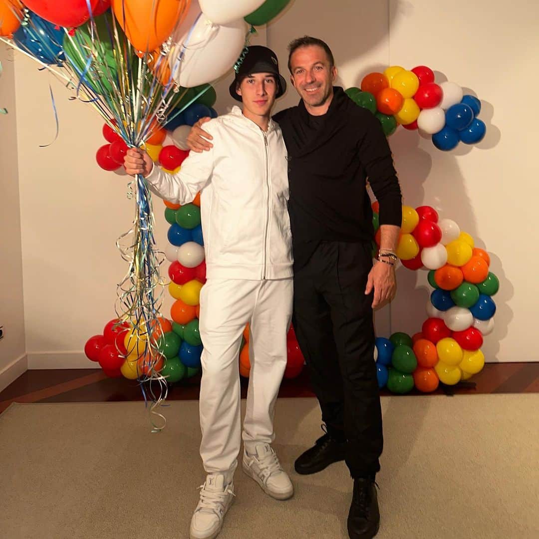 アレッサンドロ・デル・ピエロさんのインスタグラム写真 - (アレッサンドロ・デル・ピエロInstagram)「Sweet 16!! Happy Birthday 🎂 @tobias.delpiero  . . . October 22 - 2023」10月25日 0時39分 - alessandrodelpiero