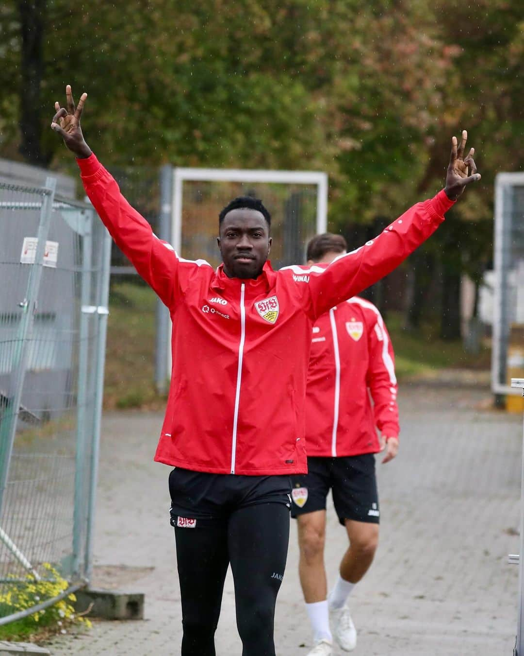 VfBシュトゥットガルトのインスタグラム：「Rainy day 🌧️ in Cannstatt - aber Mood: 💯🤩 _ #VfB #vfbstuttgart #vfbstuttgart1893 #auscannstatt #furchtlosundtreu #VfBInsta」