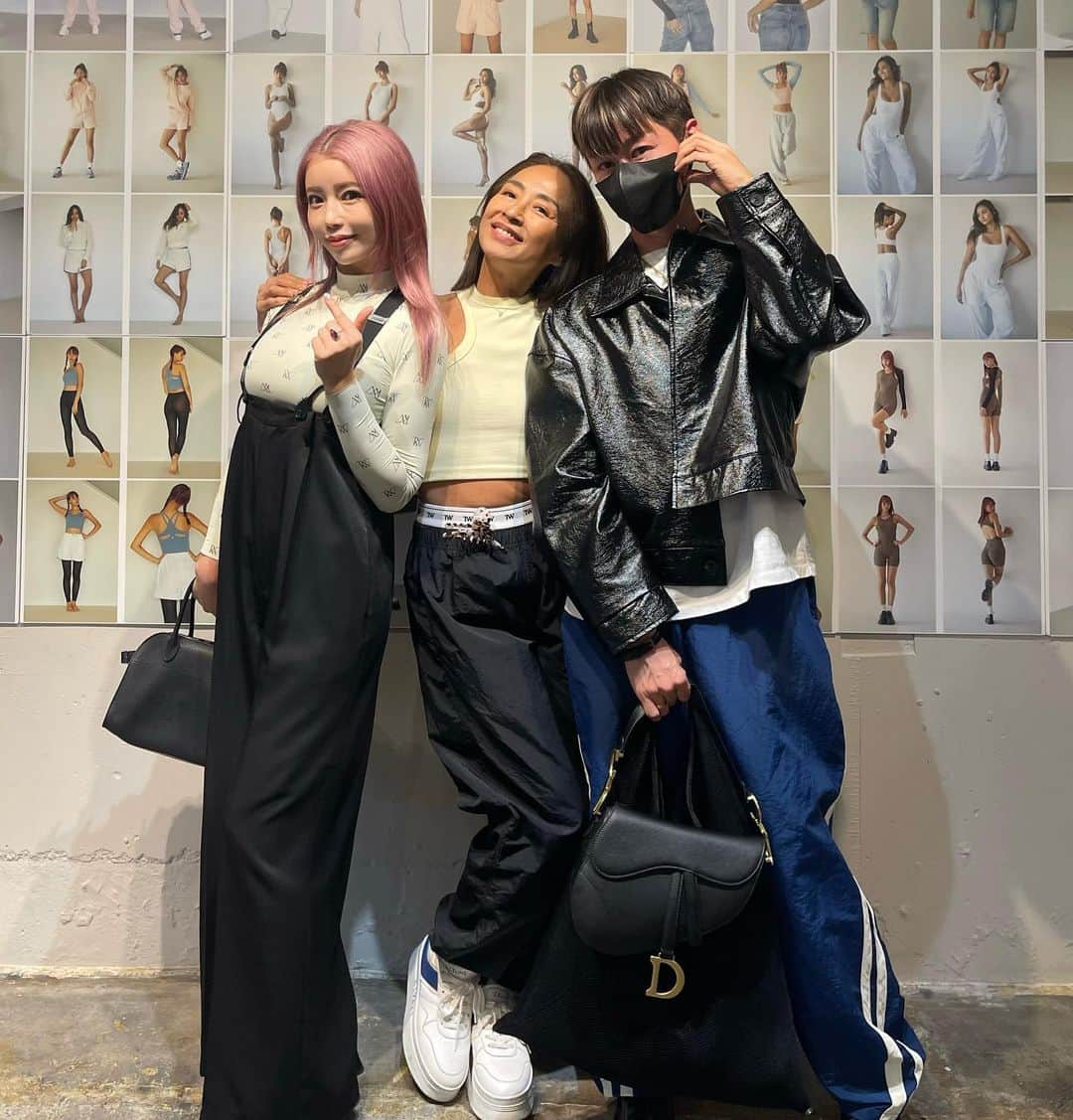 住谷杏奈さんのインスタグラム写真 - (住谷杏奈Instagram)「･ 楽しみにしていた @tsugumiw さんのブランド @tw2021twtw の展示会へ🫶 ･ 夕方にhitomiさんと伊藤千晃ちゃんと 待ち合わせをしてお邪魔しましたよー✨ ･ ･  でもね、 実は待ちきれなくて、 しげみんと近くでランチしていたから、 その足で昼間にも行っちゃったんだ🐾 ･ ･ もう全てがツボでした🏺 ･ わたしカップ付きのトップス大好きだから TWのトップスは全部欲しい🤲 ･ 今回シャカシャカ生地のパンツが可愛すぎて、 何色もオーダーしちゃった🫧 ･ こういうパンツは、 楽ちんで機内ファッションにも最適🩳🫶 ･ ･ この洋服すべて作っているのが 大御所スタイリストの亘つぐみさん‼️というだけあって、 ディティールやサイズ感、細部にもこだわりが詰まっていて 本当にオシャレに着こなせるの✨ ･ TW、是非チェックしてみてくださいねん🫶」10月25日 0時54分 - annasumitani