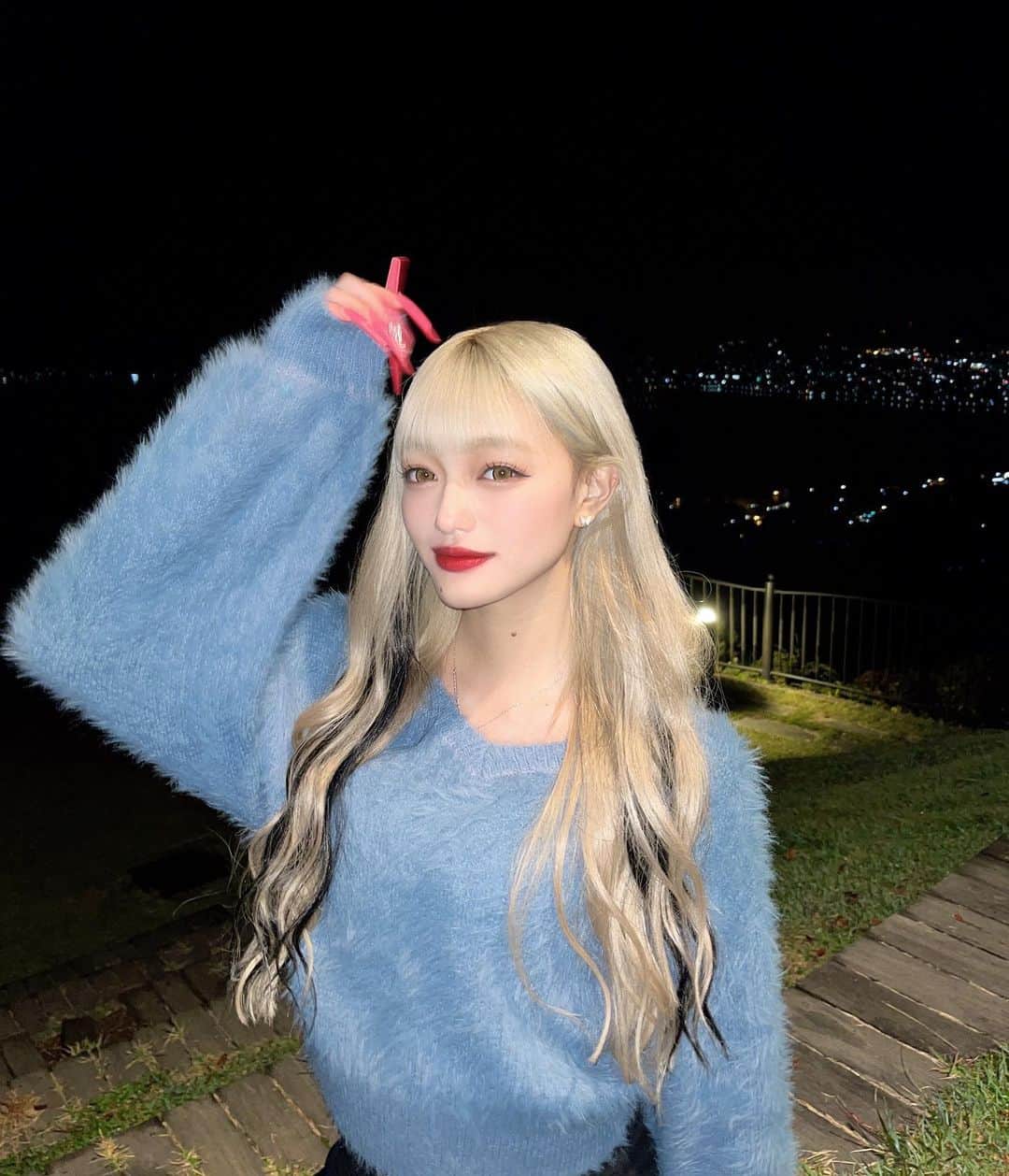 のインスタグラム：「. もうニットの時期だよー🧶💙💙 長野はアウターないと寒いけどね（笑）  秋服デビュりました♡ @duras_official さんのお洋服です可愛い〜〜〜 色物ニットは初めてかも！！！＾＾  今年の秋服はみんなどんなの着たいですか〜〜〜 コメントで教えて🙏🏻❤️❤️  #duras #pr」