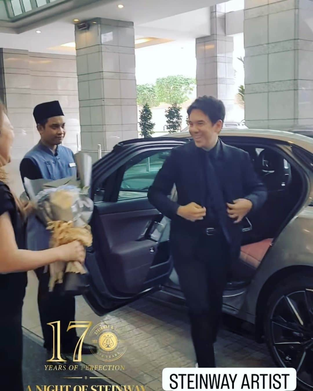 金子三勇士さんのインスタグラム写真 - (金子三勇士Instagram)「What a warm welcoming! @bmwmalaysia  @bmw  @quill_automobiles  #BMWi7 #BMW #i7 @steinwaymalaysia  @bentleymusic_my  @hilton  #SteinwayArtist #MiyujiKaneko #ontour #Malaysia」10月25日 0時47分 - miyujikaneko_official