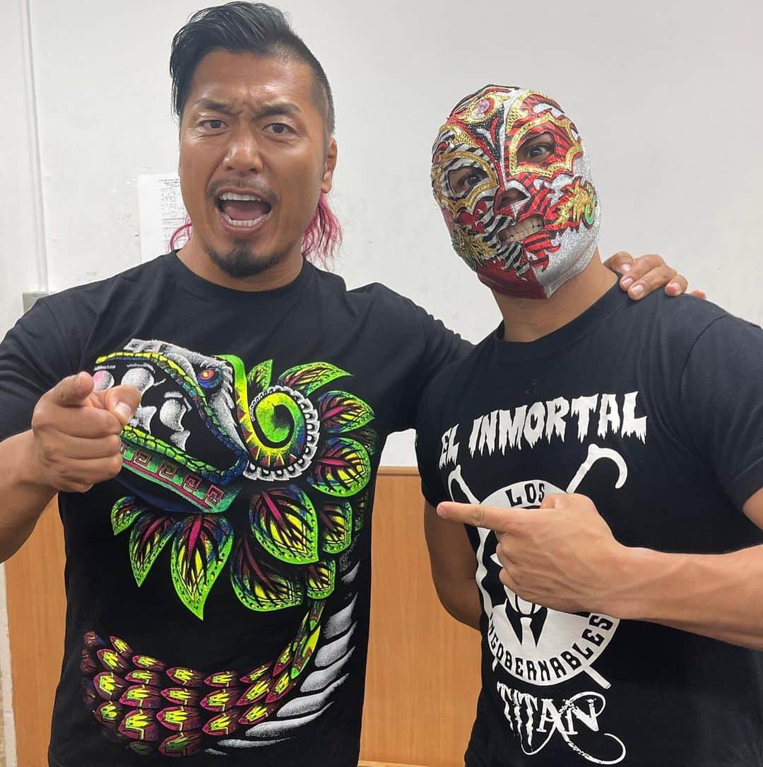鷹木信悟のインスタグラム：「ティタンから新しいシャツを頂きました🎁 Gracias Amigo...🤝#njpw #cmll #prowrestling #Mexico #Japon #LIJ」