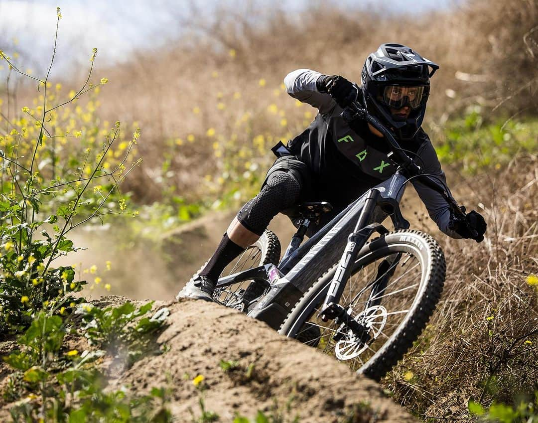 ケン・ロックゼンのインスタグラム：「In action photos of the new bike 🤘🏽 @canyon #TorqueON  📸 @maddogboris」