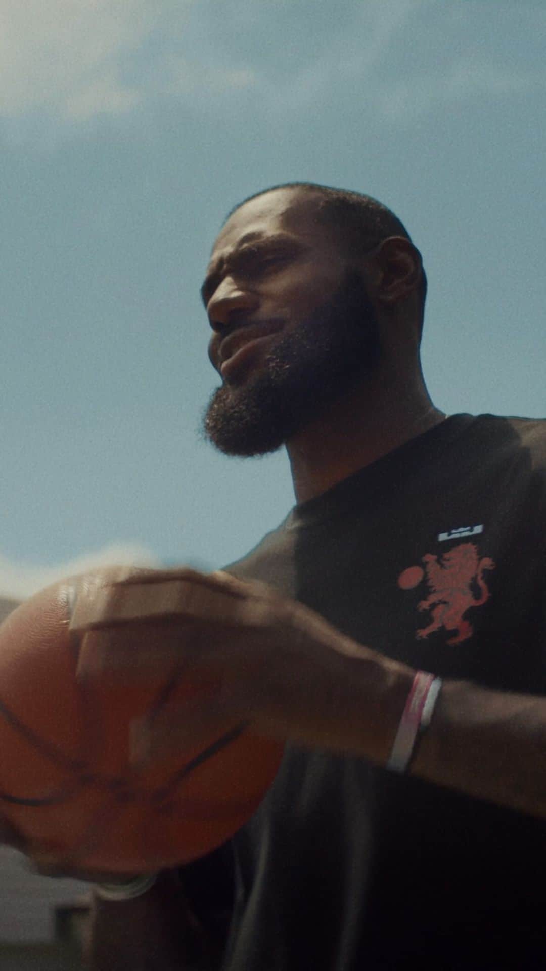Nike Basketballのインスタグラム：「It has a sound, a soul, a rhythm, a heartbeat. It breathes life into driveways, alleys, playgrounds. From Brooklyn to Berlin to Beijing and back. Flipping tunnel walks into fashion shows. You learn everything to earn everything. What we hold true to one another. For one another.   Only. Basketball.  ✍️ by: @strongislandmediachi  #OnlyBasketball」