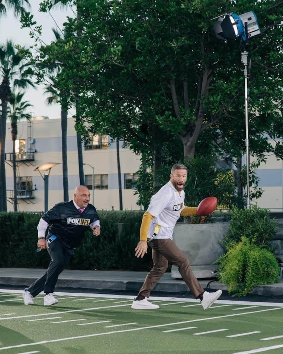 ジュリアン・エデルマンのインスタグラム：「Hook and ladder… works every time. 🚩🏈 🙌」