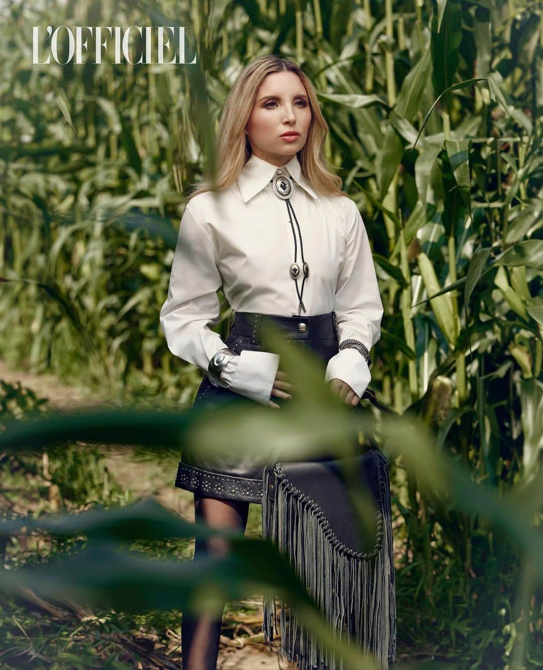 パイパー・ペリのインスタグラム：「My children of the corn moment 🎃🌽  .  .  Team Credits:  Photographer: David Gutierrez @jdagu  Hair: Henry De La Paz @henrydelapaz  Makeup: Renee Garnes @reneegarnes  Stylist: Arnold Milfort @arnoldmilfort  Producer: Amanda Archer @amandaarcherisme  Art Director: Arnold Milfort @arnoldmilfort  Assistant Stylist: Samia Laaboudi @theslstory  Magazine: @lofficielindia   .  .  Outfit:  Shirt: @fendi  Shorts: @tommyhilfiger  Cuffs on the right and bolo tie: @zenami.nyc  Rings: @zenami.nyc  Cuff on the left: @aboabofficial  Tights: @wolford  Bag: @vaniaanddavid Pumps: @versace   #fallfashion #versace #magazine #model #corn #fashion #lofficiel #fendi #vaniaanddavid #tommyhilfiger #zenami #aboabofficial #wolford」