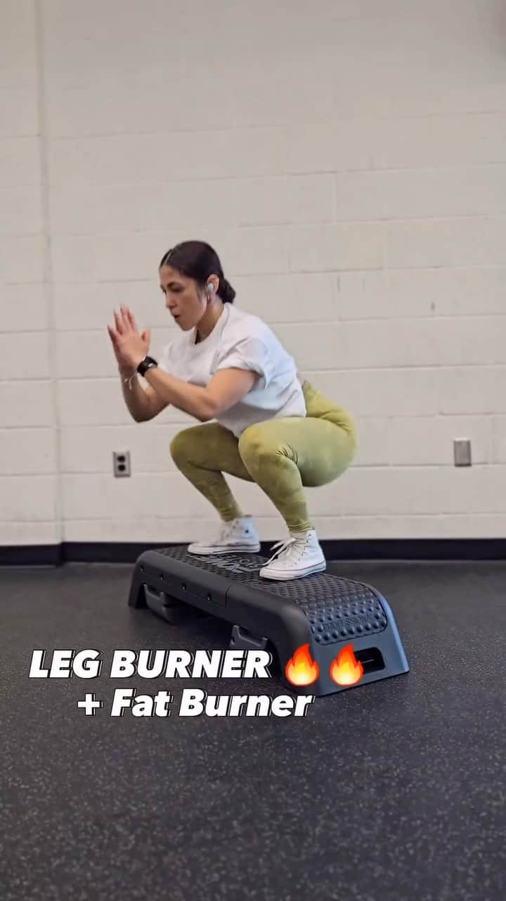 Squatsのインスタグラム：「Leg Day Burner 🔥 @fit_withvv #squats」