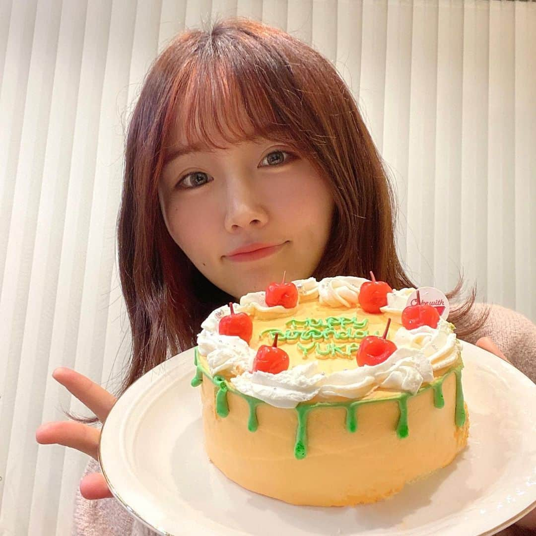 秋吉優花さんのインスタグラム写真 - (秋吉優花Instagram)「🎂 . たくさんお祝いコメントをいただいて 本当に幸せな誕生日になりました！  いつも側で応援してくれてありがとう🤝  . 誕生日のいちにちは  . 舞台を観に行って 美容師に行って 家族で集まってごはん食べました🍚  最近、実家のありがたみ 帰れるありがたみを感じている秋吉です。  . そして、ケーキ食べました。  @cakewith_tokyo さんのケーキ。 かわいすぎる。 オーダーケーキ初体験です😳 みかん色にした🍊  素敵ないちにちになりました。 感謝！！ .  .  #おたんじょうび #ケーキ #かわいい #おいしい #オレンジケーキ #誕生日ケーキ #インナーカラーオレンジ #birthdaycake #cakewith_pr #秋吉優花 #hkt48 #深夜投稿」10月25日 0時59分 - akiyoshi_1024