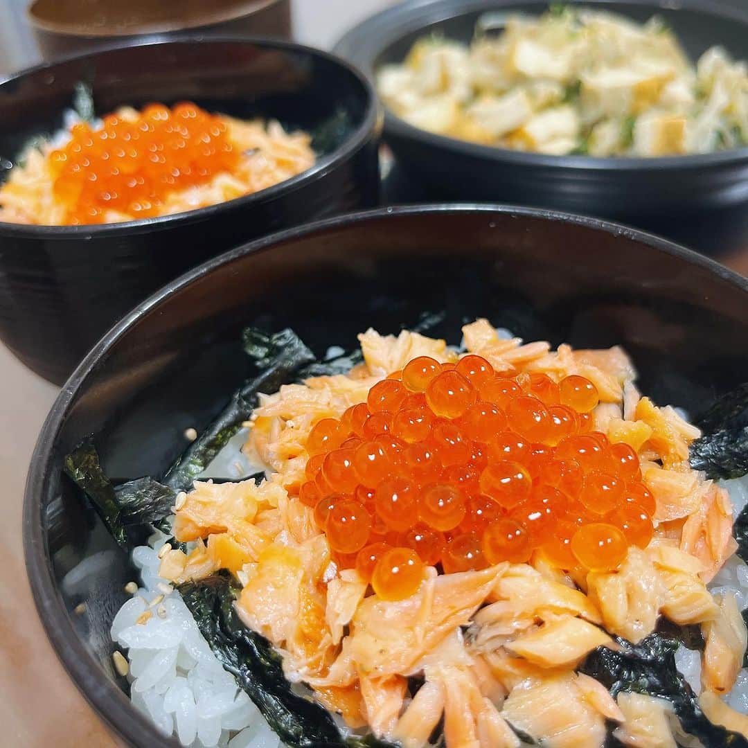 のインスタグラム：「…………  今年もやってきました🙌  ✨鮭ハラスいくら丼😍💕✨  ふるさと納税って素晴らしいわ〜〜✨  しかも、まだまだ、たっぷり、いくらがあるので🥺✨✨  地元宮城の名物、はらこ飯でも炊き込みますかね❗️  食欲の秋🍁  美味しいものがいっぱいで、わくわくだなぁ🌰🎃🍠🍄✨✨」