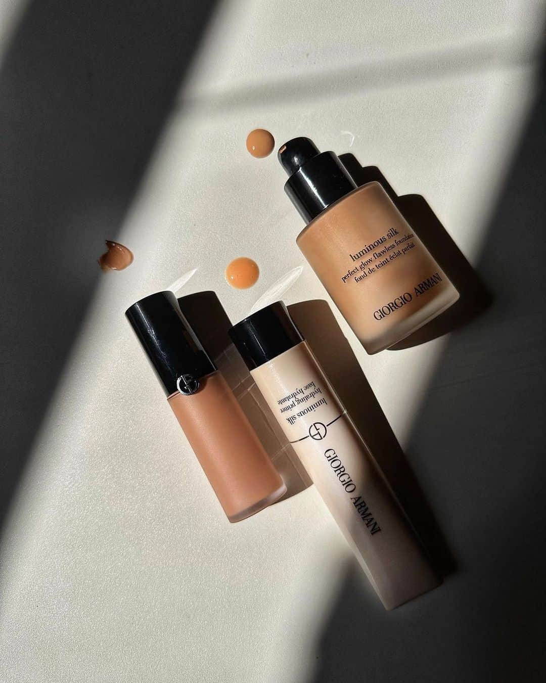 Armani Beautyさんのインスタグラム写真 - (Armani BeautyInstagram)「For an immaculate makeup look. Create a flawless face this fall with the creamy LUMINOUS SILK HYDRATING PRIMER, iconic LUMINOUS SILK FOUNDATION, and lightweight LUMINOUS SILK CONCEALER that all blend harmoniously to build an ideal base for every makeup look.   Credit: @bisoussasha   #Armanibeauty #Armanibeauties #LuminousSilk #LuminousSilkFoundation #FaceMakeup」10月25日 1時00分 - armanibeauty