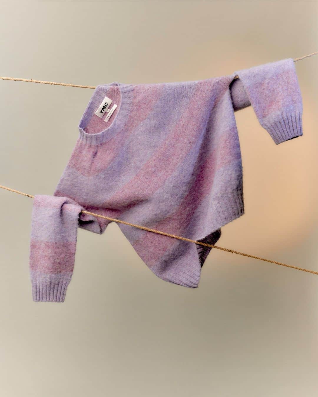 ユーマストクリエイトのインスタグラム：「Relaxed fit Jets jumper made from 100% lambswool in contrasting stripes.⁠ ⁠ Shop all new season knitwear via link in bio.」
