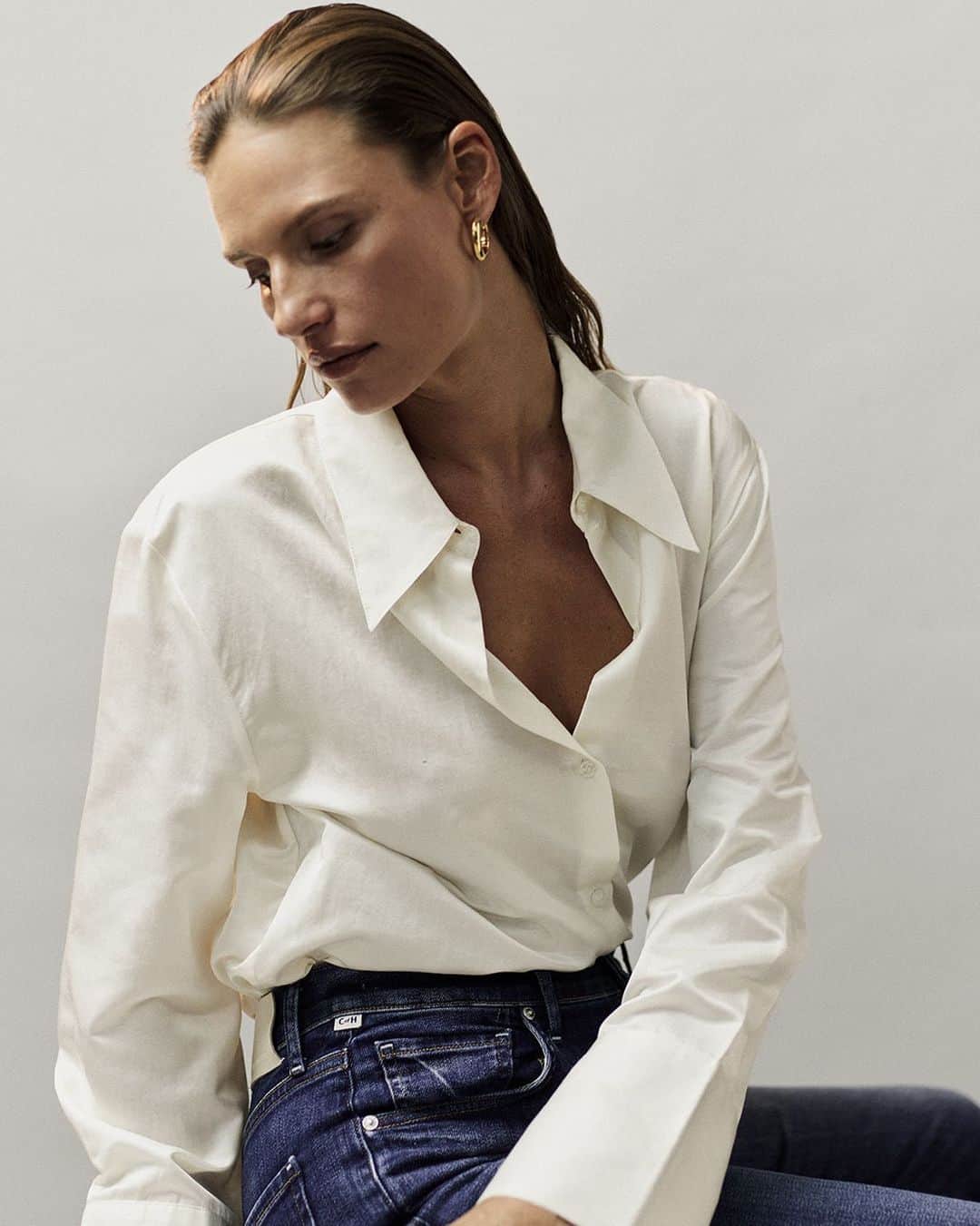 のインスタグラム：「The Camilia Blouse has a relaxed, slightly cropped shirting silhouette finished with covered buttons for a luxe look. Tuck into trouser-style denim or sleek cargos for a chic office edit.」