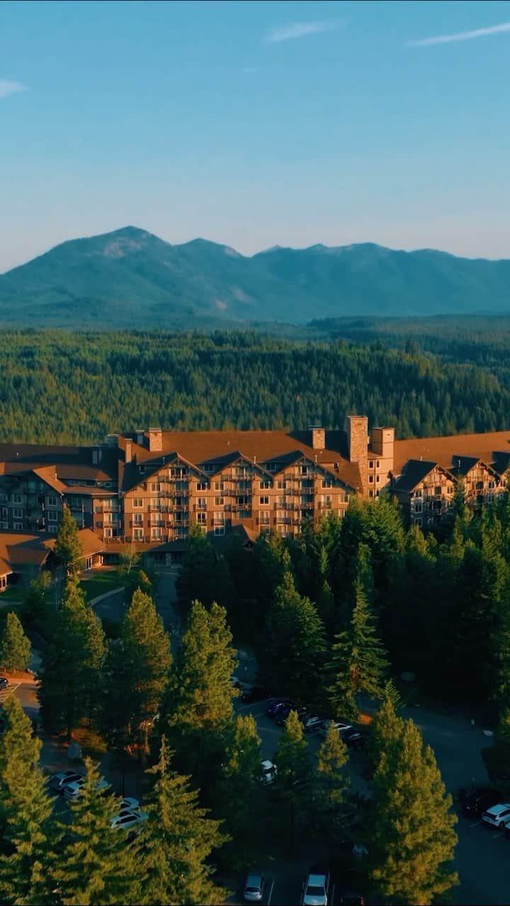 のインスタグラム：「Unveiling a world of upscale tranquility at @suncadia, part of @destinationhotels! 🏞️✨ Who would you bring to experience the pinnacle of luxury and nature’s serenade in one unforgettable retreat?  Indulge in spacious accommodations adorned with modern amenities and breathtaking views of nature’s splendor. Here, each room and vacation home serves as a sanctuary to rejuvenate and unwind. 😌  From spa treatments to outdoor adventures like hiking, golfing, and biking, every aspect of your stay is thoughtfully crafted to exceed your expectations. 💯  📍 @suncadia 📽 @chep @andrewjmes 👫 @ricardoortizbarreto 🎶 Would That I - Hozier」