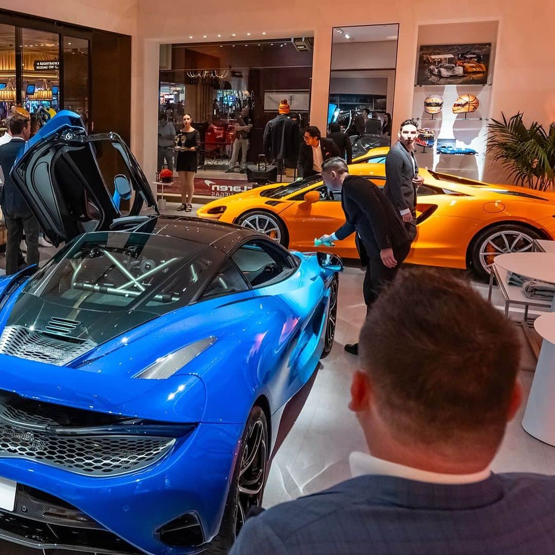 McLaren Automotiveさんのインスタグラム写真 - (McLaren AutomotiveInstagram)「Celebrating the grand opening of a unique, first-of-its-kind brand experience centre in partnership with @ogaracoach and @wynnlasvegas. The store features the chance to view a regularly rotating display of three McLaren supercars and frequently showcases unique hypercars. Guests can also configure their own dream McLaren on the world’s largest McLaren showroom vehicle configurator or try out their skills on the same brand of racing simulator used by McLaren Formula 1® racer, Lando Norris – with a professional driver coach on hand to help hone their skills.」10月25日 1時01分 - mclarenauto
