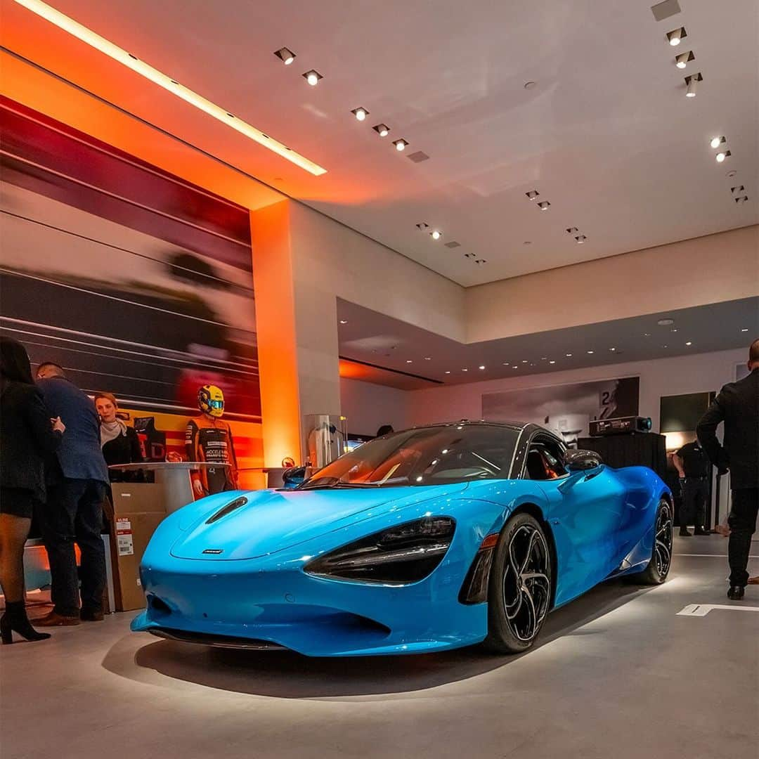 McLaren Automotiveのインスタグラム：「Celebrating the grand opening of a unique, first-of-its-kind brand experience centre in partnership with @ogaracoach and @wynnlasvegas. The store features the chance to view a regularly rotating display of three McLaren supercars and frequently showcases unique hypercars. Guests can also configure their own dream McLaren on the world’s largest McLaren showroom vehicle configurator or try out their skills on the same brand of racing simulator used by McLaren Formula 1® racer, Lando Norris – with a professional driver coach on hand to help hone their skills.」