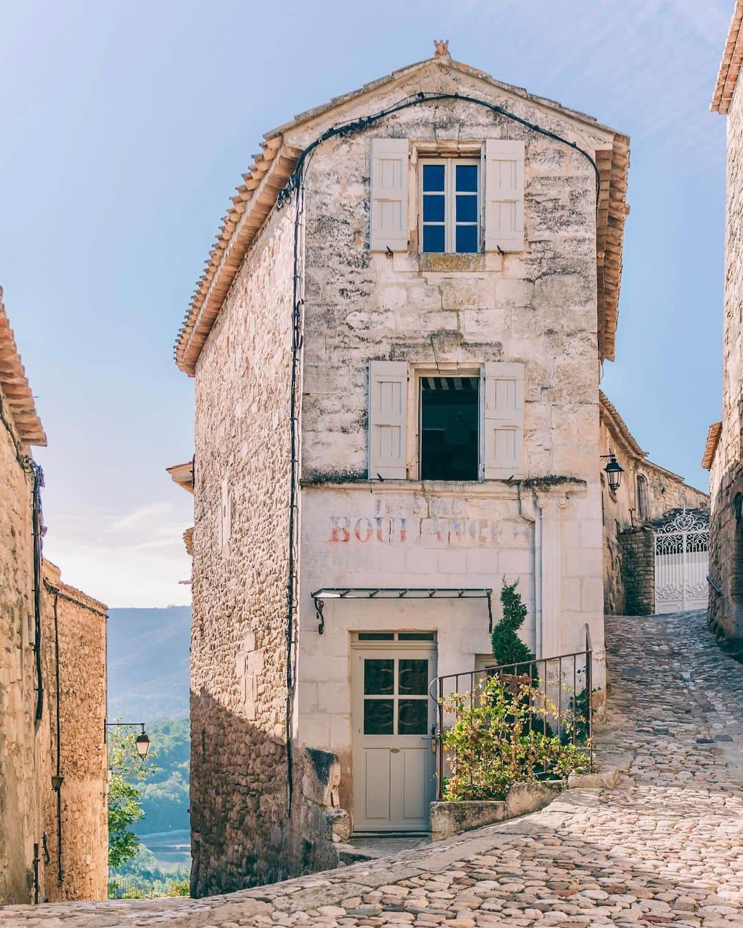 Travel + Leisureさんのインスタグラム写真 - (Travel + LeisureInstagram)「Photo by @mary_quincy 🇫🇷 With alluring beaches along the Côte d'Azur, magical lavender fields, and the vineyards of the Luberon, the South of France is a destination that can't be missed. Get our list of the 20 best places to visit in the region at the link in bio.」10月25日 7時05分 - travelandleisure