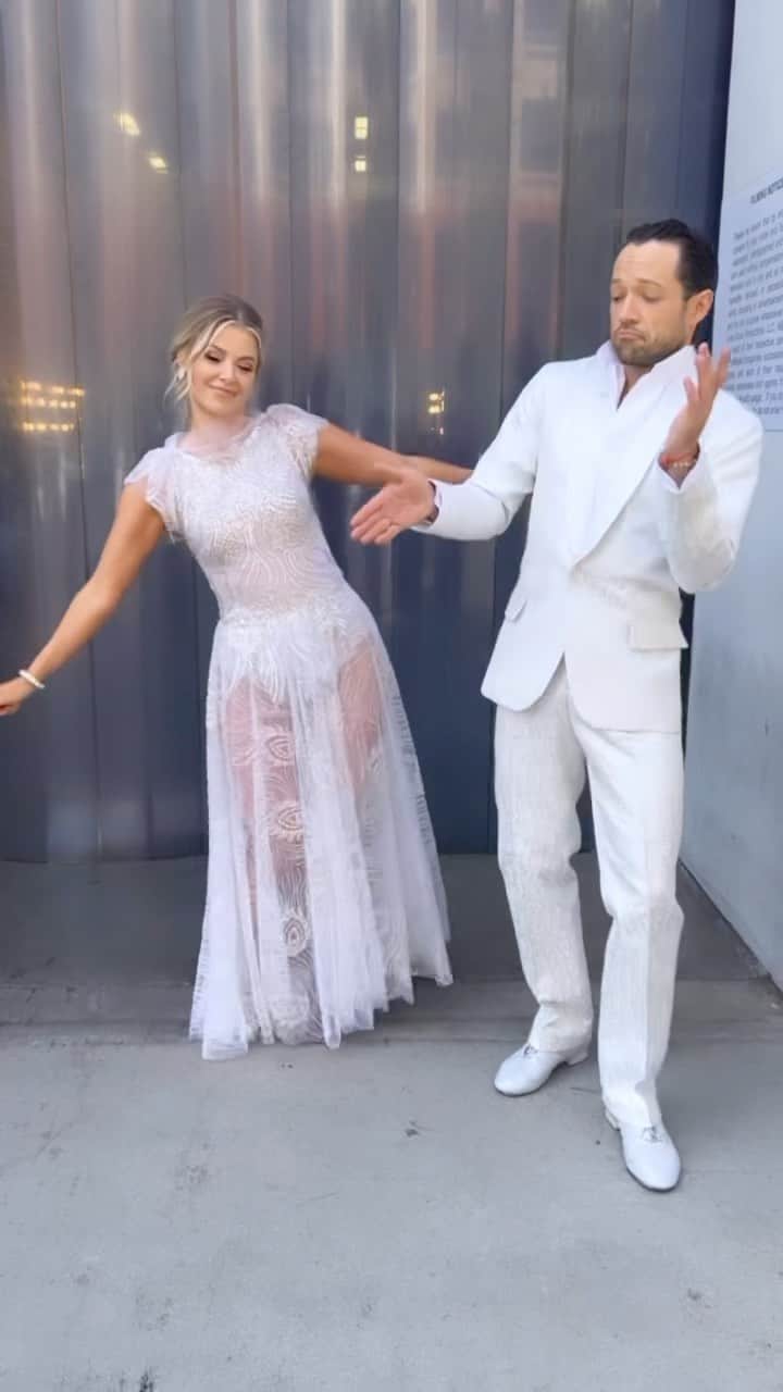 アリアナ・マディックスのインスタグラム：「💡🎥🎬 it’s almost #dwts time!」