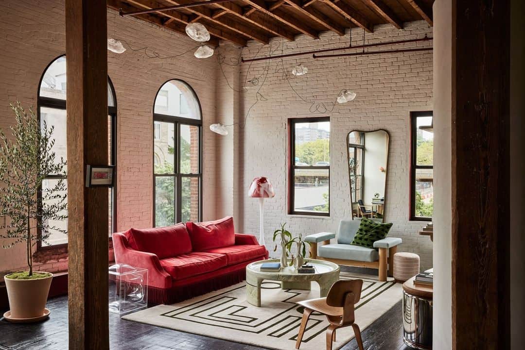 ELLE DECORのインスタグラム：「When Ciarán McGuigan first visited his prospective Brooklyn apartment, it wasn’t exactly love at first sight. “I banged my head on the way up,” he says, referring to the low ceilings in the building’s stairwell. The unit was a fixer-upper for sure, but McGuigan, the founder and CEO of @themalin, a coworking space with multiple New York locations, and the creative director of Northern Irish furniture brand @orior_furniture, wasn’t one to shy away from a challenge. A few toppled walls and torn-down ceilings later, the space now functions as an open, airy entertainment hub for McGuigan, his wife, Logann, and their visiting friends and family from the Emerald Isle.  To tour this effortless city pad, click the link in bio, as seen exclusively on elledecor.com. Written by @helmadden. Photographed by @nicole_franzen.」