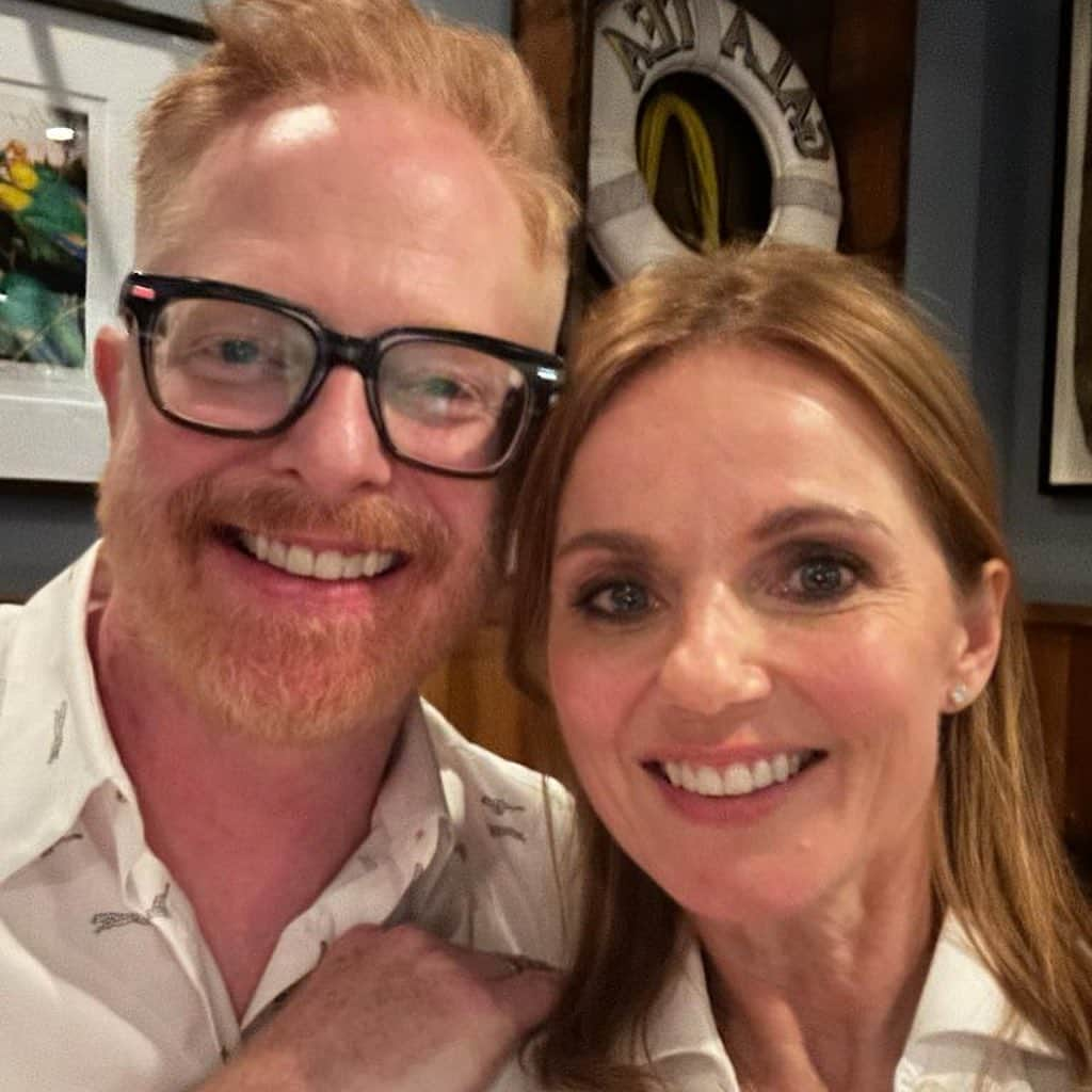 ジェシー・タイラー・ファーガソンのインスタグラム：「Gingers unite! Well, say hello to @gerihalliwellhorner, my lovely guest on this week’s Dinner’s on Me episode! 👋🍽️🎧🫶 On this episode, Spice Girl, and author Geri Halliwell-Horner (aka Ginger Spice) joins the show. Over delicious lobster and oysters at @sonofagunresturant in Los Angeles, Geri discusses why the Spice Girls and their “girl power” message still resonate today, and the release of her new young adult book Rosie Frost and the Falcon Queen. New ep is in the bio—hurry and give it a listen ❤️ (This episode was recorded on October 7, 2023.)」