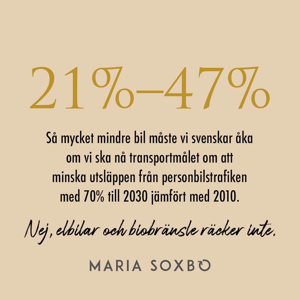 Maria Soxboのインスタグラム：「När ska vi sluta krama bilen?  En färsk forskningsrapport visar att det inte kommer att räcka med att byta ut alla fossilbilar mot el, hybrider och biobränsle för att minska utsläppen i den takt som krävs. Vi måste också minska biltrafiken.   Forskarna har kollat på sex olika scenarion, och landat i att varje svensk måste minska antalet kilometer vi rullar i bil med någonstans mellan 21 och 47% beroende på olika faktorer (som exempelvis hur många delningsbilar som finns tillgängliga eller vilken typ av drivmedel som dominerar). Vi måste alltså byta ut någonstans mellan var femte och varannan bilresa till andra alternativ. (Det vill säga resa som den genomsnittliga kvinnan gör, obs.)  Och ja, man kan vända och vrida på scenarion tills man blir blå och tolka statistik på olika sätt, men jag tänker att det viktigaste är ganska lätt och konkret ändå.   Vi. Måste. Minska. Biltrafiken.   Och det går ju! Vår stora fördel i Sverige är att enormt stor del av befolkningen bor i städer och tätorter. Där finns ju alla möjligheter för att ta sig fram utan bil. Gång, cykel, kollektivtrafik och så några delningsbilar som grädde på moset. Det här är GÖRBART, och med lite flexibilitet så kan de som bor på landsbygden ändå ha kvar sina bilar och få ihop livet. Det här handlar faktiskt bara om politisk vilja, lite kreativitet och framför allt ett ansvarstagande från våra makthavare.  Jag har ju en hobby. Jag samlar på ”slopa bilen”-memes. De har jag samlat i en höjdpunkt som heter ”❌ bilar”. Kolla in för bra argument i bildiskussioner, och DM:a gärna om ni hittar fler!  För någonstans i allt det här tycker jag att det perspektivet glöms bort. Hur vanvettigt det är att vi har mer parkeringsyta än bostadsyta i Sverige, att vi låter vår mest skrymmande ägodel uppta massor av vår gemensamma mark och att vi så envist kräver att få äga något som ändå står parkerat 96% av sin livstid. En grej som oavsett om den går på el eller bensin kostar samhället pengar, tar massor av plats, orsakar olyckor och sprider mikroplaster i naturen. Vad är grejen? 🤷🏻‍♀️  #bilfritt #hållbart #hållbartliv #omställning #hållbarhet #klimatsmart」