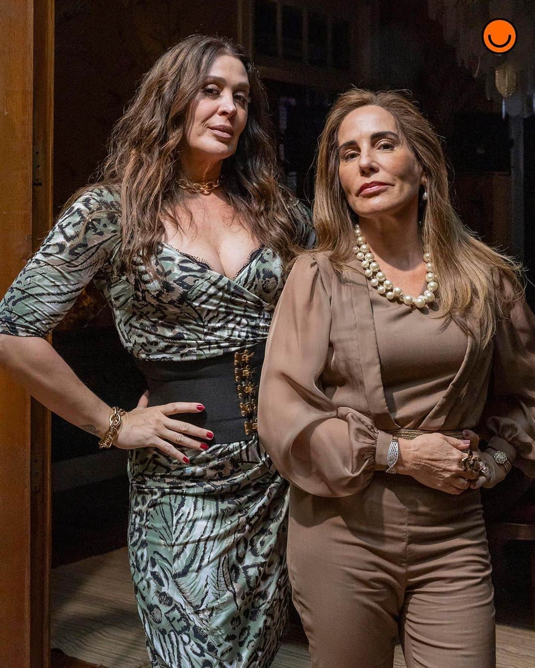 Claudia Raiaのインスタグラム：「#TERRAEPAIXÃO 📺 Nova Primavera vai ficar pequena com a chegada de Emengarda, ou melhor, Emmy 🔥 A partir de hoje, @claudiaraia surgirá na novela das nove como a mãe de Luigi (Rainer Cadete), que pode acabar com os planos do italiano se tornar o sucessor de Antônio La Selva (Tony Ramos). Mas, além de causar, a trambiqueira também revelará um segredo sobre Agatha (Eliane Giardini): segundo ela, a mãe de Caio (Cauã Reymond) matou colegas de cela envenenadas durante o tempo em que ficou presa 👀  Vai ser eita atrás de eita! 🌪️ [📸: Globo]」