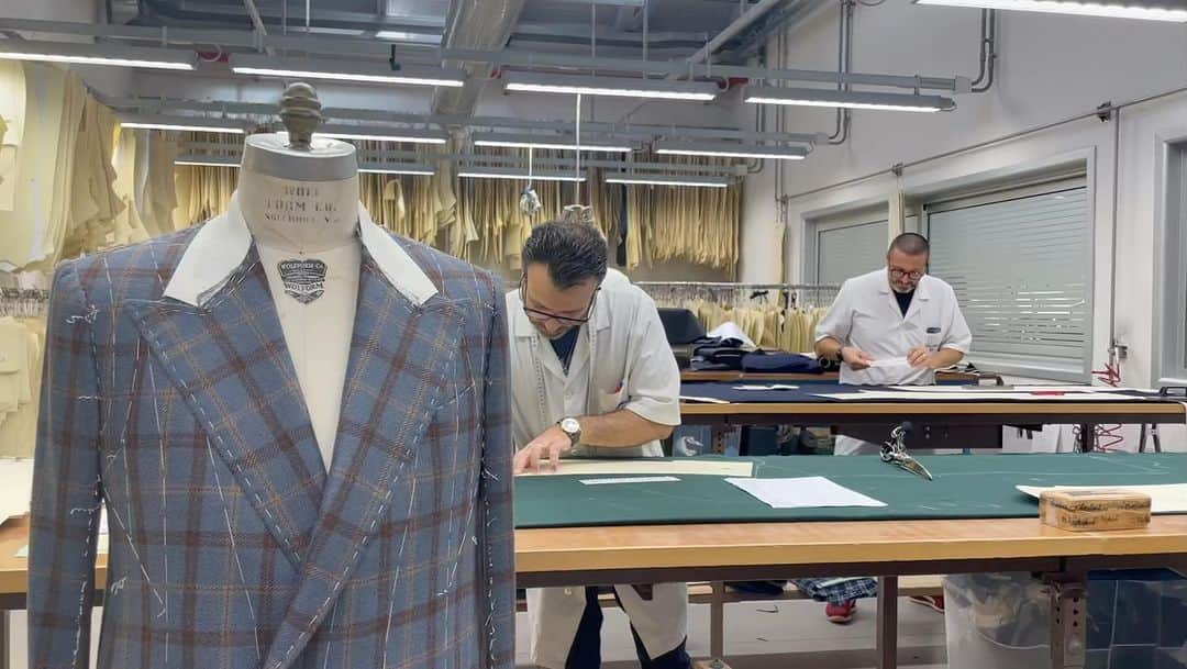 チェザーレ アットリーニのインスタグラム：「Live from our Casalnuovo #sartoria. During the last moments of the day, we take you to our cutting room. This is where the #fabrics chosen by our #timeless #elegance lovers begin to take shape, thanks only to the use of scissors and the excellent skill of our Master Cutters.  Discover our #heritage of #sartorial know-how on our website (link in bio)  #CesareAttolini #TimelessElegance #handmade  #bespoke #Attolini #SartoriaAttolini #PreciousHands」