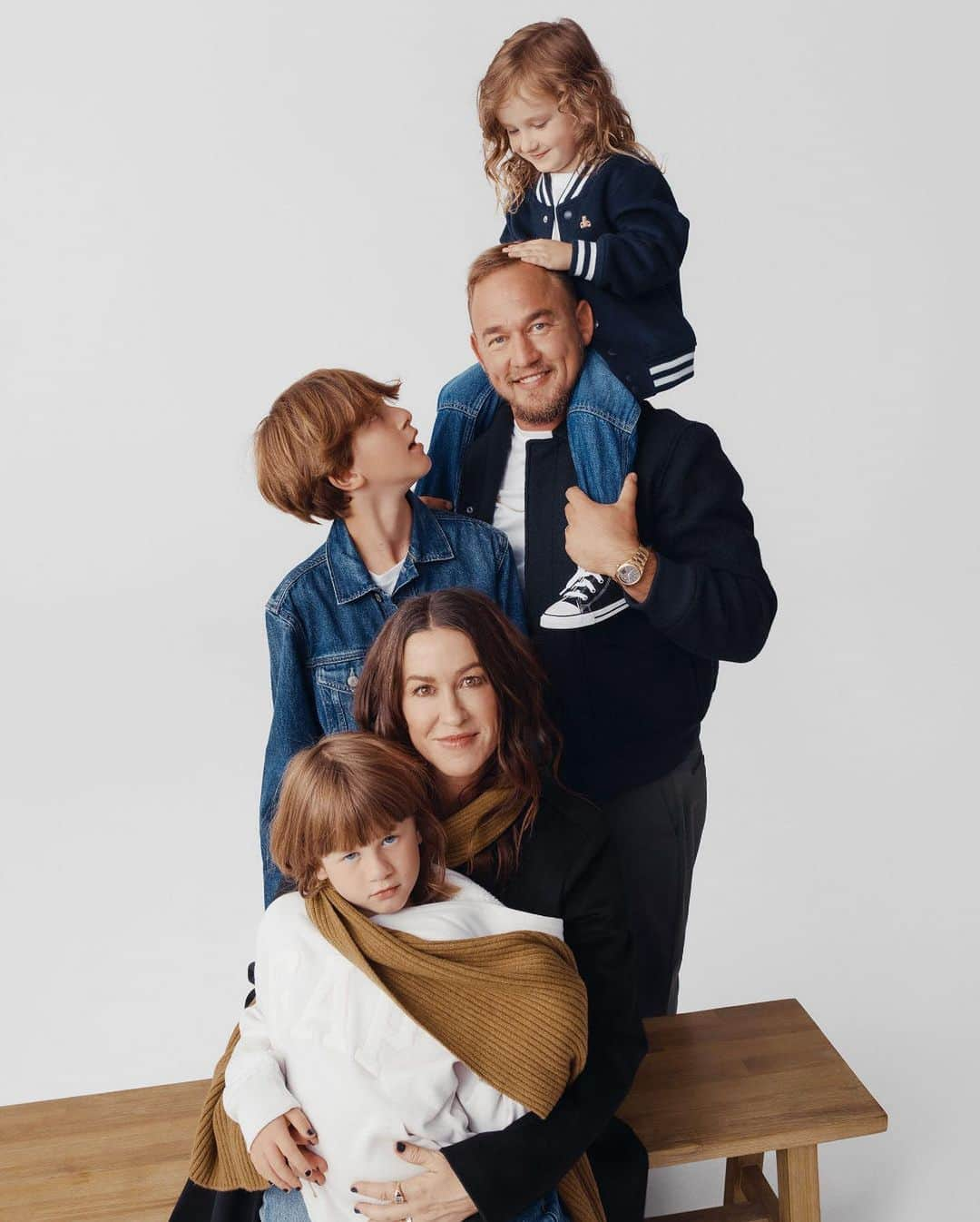 GapKidsさんのインスタグラム写真 - (GapKidsInstagram)「Gifted. Connection.   Alanis Morissette for Gap, Holiday 2023.   Photographed with her family: Souleye, Ever, Onyx and Winter.」10月25日 1時09分 - gapkids