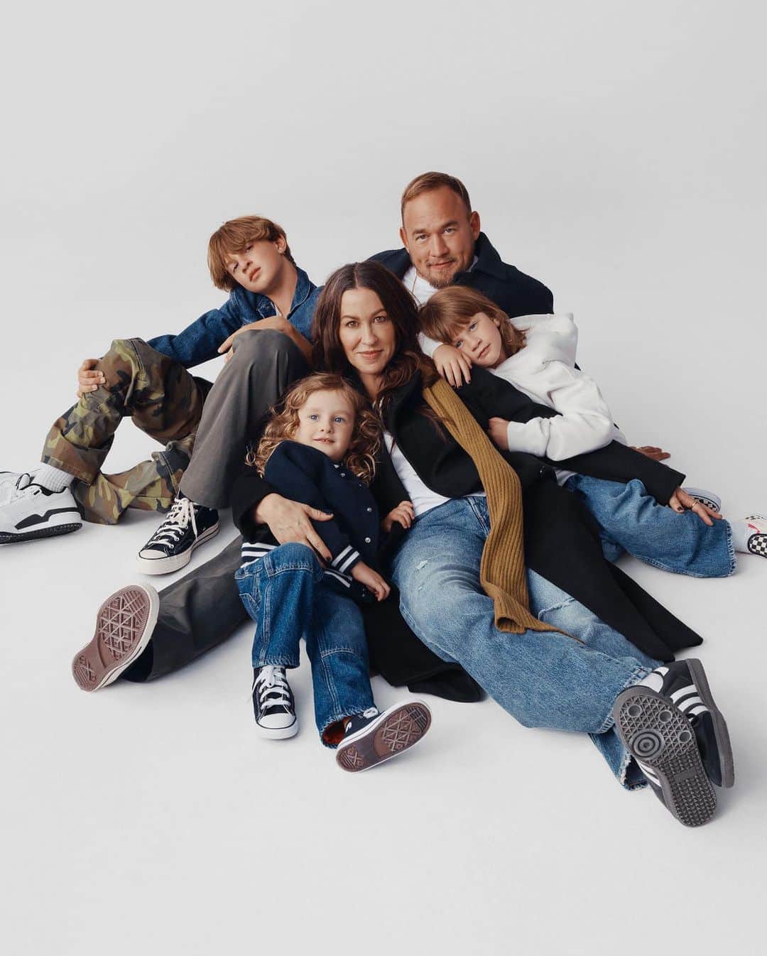 GapKidsのインスタグラム：「Gifted. Connection.   Alanis Morissette for Gap, Holiday 2023.   Photographed with her family: Souleye, Ever, Onyx and Winter.」
