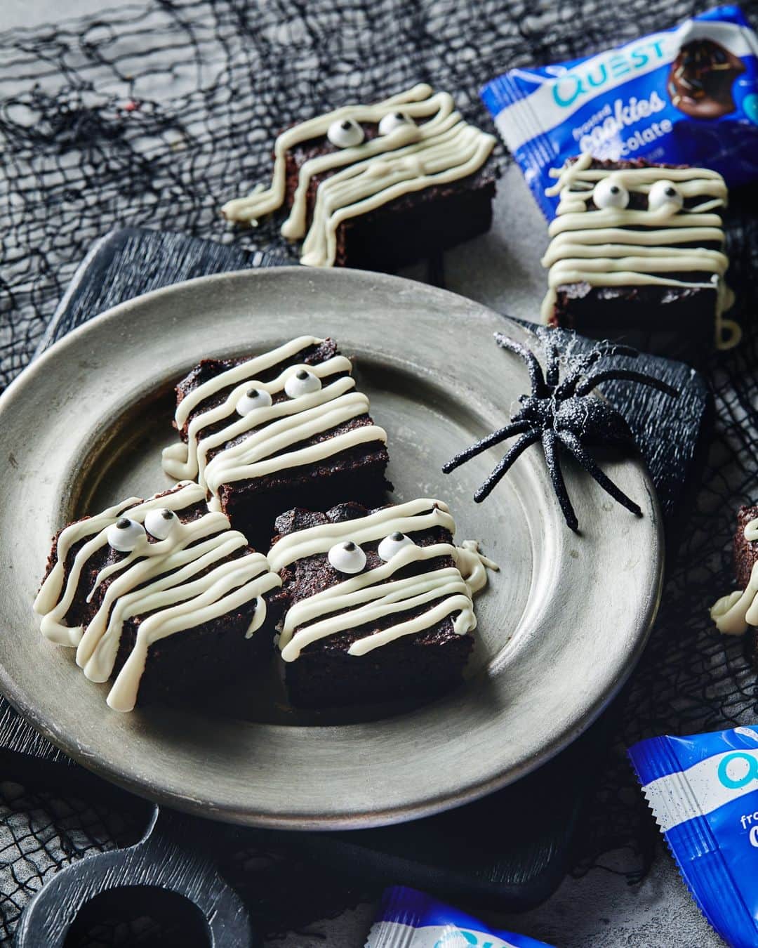 questnutritionさんのインスタグラム写真 - (questnutritionInstagram)「Embark your taste buds on a hauntingly delicious adventure with Questified Frosted Cookie Mummy Brownies 😋💀 • 👉 FULL RECIPE LINK IN BIO (swipe to 2nd card) 👈 • Per serving: 4g protein, 11g carb, 16g fat (4g net carbs) #onaquest #QuestNutrition #FrostedCookies」10月25日 1時13分 - questnutrition