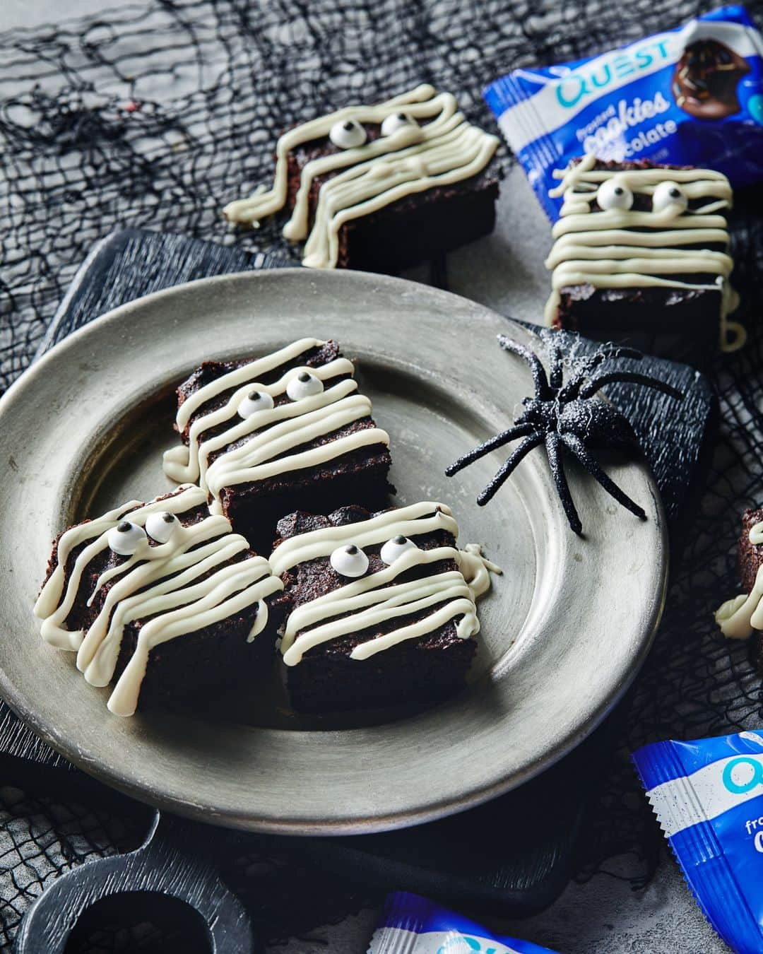 questnutritionのインスタグラム：「Embark your taste buds on a hauntingly delicious adventure with Questified Frosted Cookie Mummy Brownies 😋💀 • 👉 FULL RECIPE LINK IN BIO (swipe to 2nd card) 👈 • Per serving: 4g protein, 11g carb, 16g fat (4g net carbs) #onaquest #QuestNutrition #FrostedCookies」