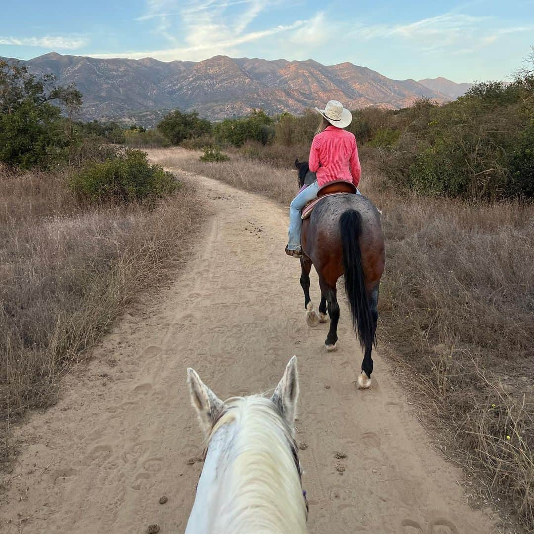 アリエル・ヴァンデンバーグさんのインスタグラム写真 - (アリエル・ヴァンデンバーグInstagram)「Birthday Month Recap!🎈  @mattcutshall took me to Ojai and I had the dreamiest horsiest birthday there ever was!! 😍🥹😍  And a surprise din din with some besties? My hubby knows how to do it! 😍 Felt so loved!」10月25日 1時14分 - arielle