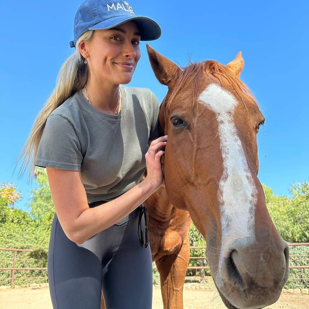 アリエル・ヴァンデンバーグさんのインスタグラム写真 - (アリエル・ヴァンデンバーグInstagram)「Birthday Month Recap!🎈  @mattcutshall took me to Ojai and I had the dreamiest horsiest birthday there ever was!! 😍🥹😍  And a surprise din din with some besties? My hubby knows how to do it! 😍 Felt so loved!」10月25日 1時14分 - arielle