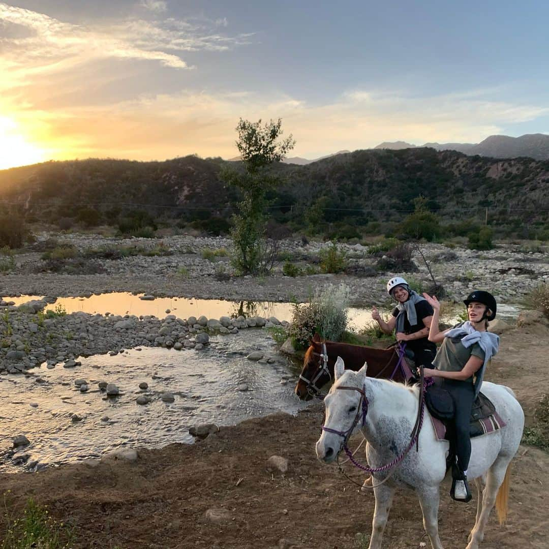 アリエル・ヴァンデンバーグさんのインスタグラム写真 - (アリエル・ヴァンデンバーグInstagram)「Birthday Month Recap!🎈  @mattcutshall took me to Ojai and I had the dreamiest horsiest birthday there ever was!! 😍🥹😍  And a surprise din din with some besties? My hubby knows how to do it! 😍 Felt so loved!」10月25日 1時14分 - arielle