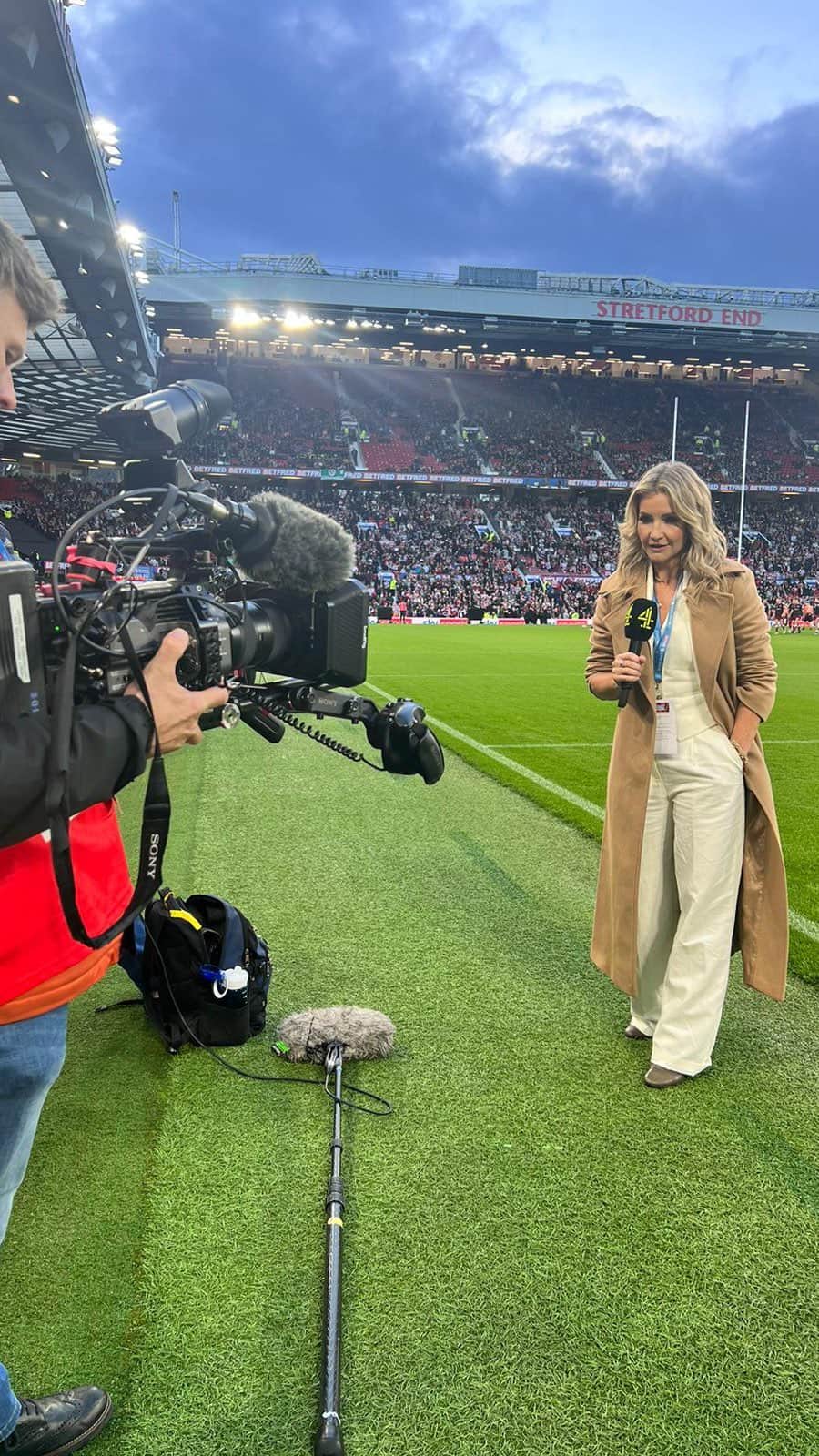 ヘレン・スケルトンのインスタグラム：「What a two years!!!! THANK YOUUU @channel4 @img__media @superleague @rugbyfootballleague for giving us so much freedom and access. We have loved bringing Superleague live games to terrestrial telly. So much love and respect to @joeygardiner_ for steering the ship and crafting something special … our behind the scenes final aired at the weekend but the link is at the bottom of this ramble (and in stories). If you’re a sports fan I hope you will enjoy it, and if you’ve been around pro sport you will understand some of the special hugs shared in this reel with people who have become family. Sport ..,, it’s wonderfully, irrationally all consuming 😆😜🥰  Thank you @paperlondon @marksandspencer @insidejigsaw via @annabelkermanstylist for keeping me smart enough for the sidelines  https://x.com/c4sport/status/1716484628595581181?s=46&t=ijLG0jKv-bdjgeEWVwiYvw」