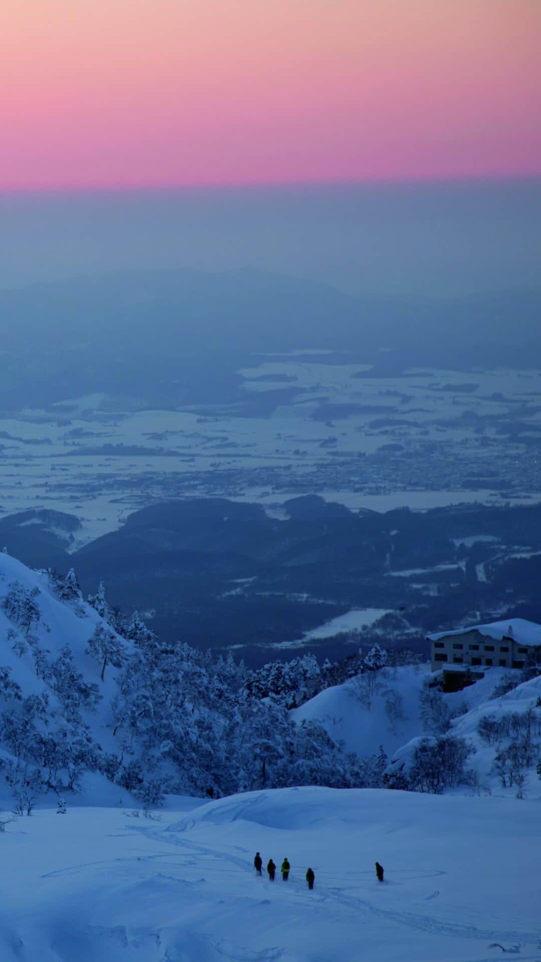 アークテリクスのインスタグラム：「Introducing, ‘Lexicon’ - an inspiring short film that celebrates the universal language of skiing as a catalyst for human connection.   Follow along as Tom Peiffer (@tompeiffer), Edgar Cheylus (@edgar_cheylus), Maude Besse (@maudebesse), Stinius Skjøtskift (@sti9us), Loic Isliker (@loicisliker) and more travel to Japan, reminding us all that sometimes the most profound communication can occur without the need for words.  🎥: @loicisliker @austinrhopkins #arcteryx」