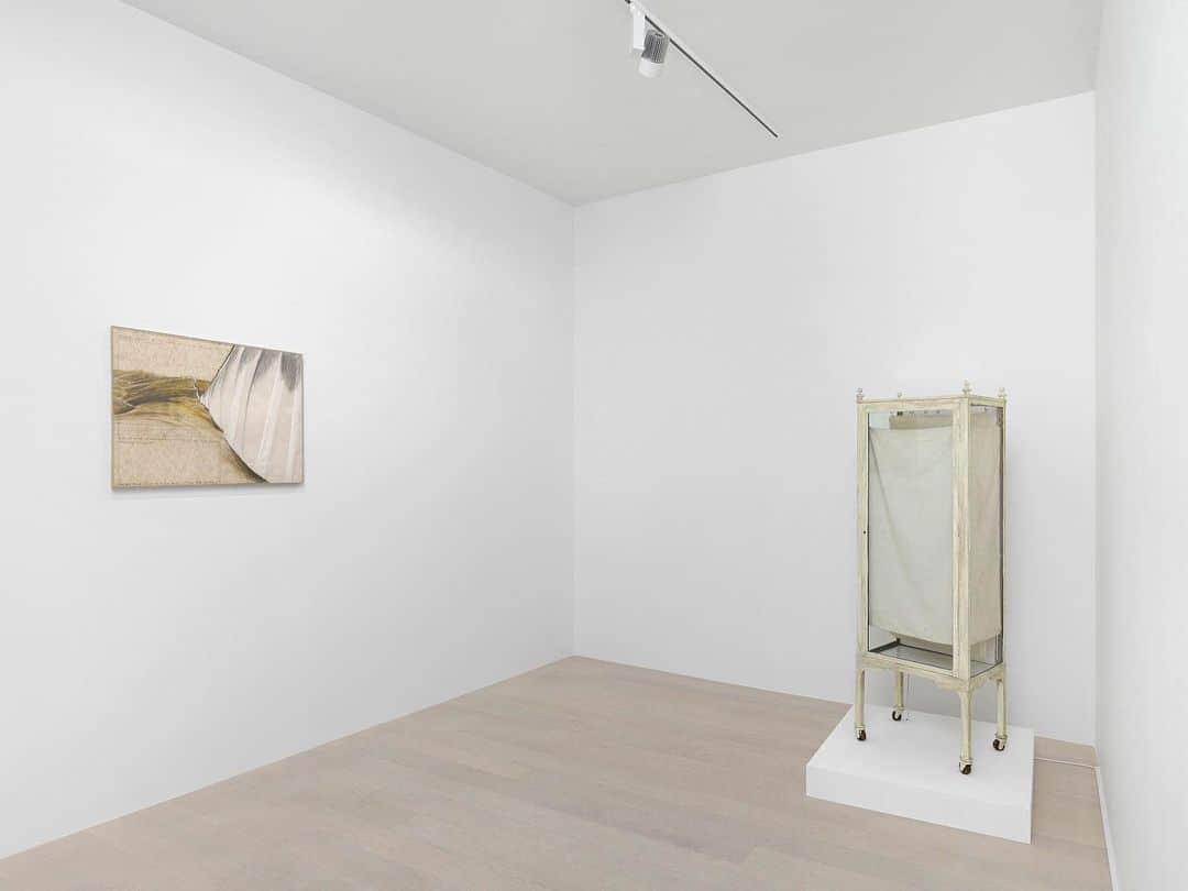 ガゴシアン・ギャラリーさんのインスタグラム写真 - (ガゴシアン・ギャラリーInstagram)「"Selected Works," an exhibition of sculptures and works on paper by Christo, closes this Saturday, October 28, at Gagosian, Basel.   Renowned for their monumental temporary works, artistic collaborators Christo and Jeanne-Claude effectively redefined the relationship between art and public space, expanding the possibilities of scale and transforming familiar landscapes. Often requiring extensive planning and negotiation, these self-funded projects existed only for brief periods, after which their materials were repurposed or recycled, and the sites restored to their original state. Follow the link in our bio to learn more. ___________ #Christo #ChristoandJeanneClaude #Gagosian @christojeanneclaude  Installation views, "Christo: Selected Works," Gagosian, Basel, August 25–October 28, 2023. Artwork © Christo and Jeanne-Claude Foundation. Photos: Annik Wetter (@annikwetterphotography)」10月25日 1時16分 - gagosian