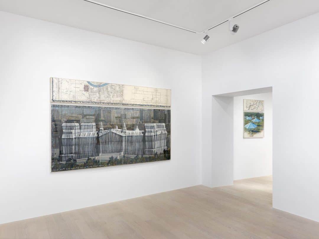 ガゴシアン・ギャラリーさんのインスタグラム写真 - (ガゴシアン・ギャラリーInstagram)「"Selected Works," an exhibition of sculptures and works on paper by Christo, closes this Saturday, October 28, at Gagosian, Basel.   Renowned for their monumental temporary works, artistic collaborators Christo and Jeanne-Claude effectively redefined the relationship between art and public space, expanding the possibilities of scale and transforming familiar landscapes. Often requiring extensive planning and negotiation, these self-funded projects existed only for brief periods, after which their materials were repurposed or recycled, and the sites restored to their original state. Follow the link in our bio to learn more. ___________ #Christo #ChristoandJeanneClaude #Gagosian @christojeanneclaude  Installation views, "Christo: Selected Works," Gagosian, Basel, August 25–October 28, 2023. Artwork © Christo and Jeanne-Claude Foundation. Photos: Annik Wetter (@annikwetterphotography)」10月25日 1時16分 - gagosian