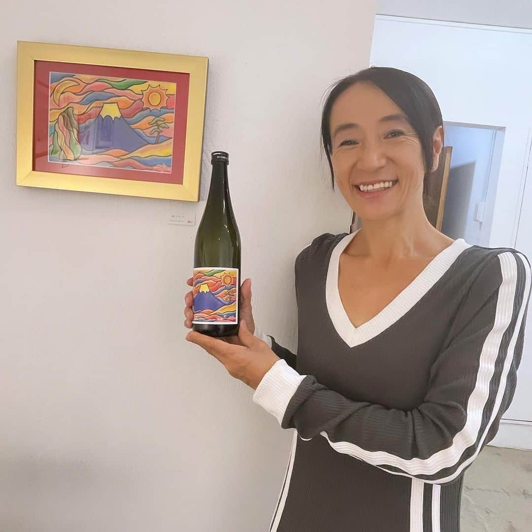 蜷川みほのインスタグラム：「今年も、日本酒・一ノ蔵のチャリティーラベルが開催されています🖼✨ 今回の私の作品タイトルは、『FUJISAN -TATEISHI II-』母との思い出がいっぱい詰まった、葉山の立石海岸からの富士山を描きました🗻 今年の展覧会テーマは彩という事で、素敵な作家さん達の彩り豊かな作品が沢山展示されていますので、是非、脚を運んでみてください😊🌈✨  ☆東日本大震災 復興支援チャリティ 素敵に食卓　日本酒ラベル展ⅩⅣ彩 2023年10月24日（火）～10月29日（日）12：00〜19：00／最終日17：00まで https://galeriemalle.jp/this-week-exhibition  ＊GALERIE Malle 東京都渋谷区恵比寿4-10-18-2階 Tel 03-5383-6101  巡回展：宮城県大崎市・松山 酒ミュージアム 2023年11月8日（水）〜11月19日（日）  ＊売り上げの一部はあしなが東日本大震災遺児支援募金に寄付いたします。  #一ノ蔵　#チャリティー展  #ギャラリーmalle  #art」