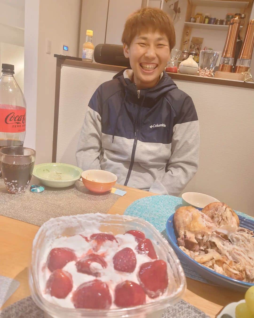 郷司利也子さんのインスタグラム写真 - (郷司利也子Instagram)「川崎新田女子ボクサー達とコストコパーティー。  いっぱい食べましたー。　  殴ったり、殴られたりをやってきたメンバー笑 独特な人達ですが、ノリがクセになります😁  結局最後までは食べきれず、ビックシュウマイはお持ち帰りになりました。  三好さんがでっかいチーズケーキを買ったらしい。 横にいるのは違うメンバーの旦那さん。 許可なく載せられないので、ハロウィンで隠しました💦  いつか三好さんにこのチーズケーキをその場で全部食べるパフォーマンスしてもらおうかと思います。  きっと余裕で出来るはず…💓  #女子アスリート #女子格闘家 #アラフォーアスリート #アスリート#コストコ#コストコパーティー#女子会#プロボクサー#ボクシング#女子ボクシング#コストコチーズケーキ#女子プロボクサー #家焼肉 #パーティー料理」10月25日 1時30分 - goshiriyako