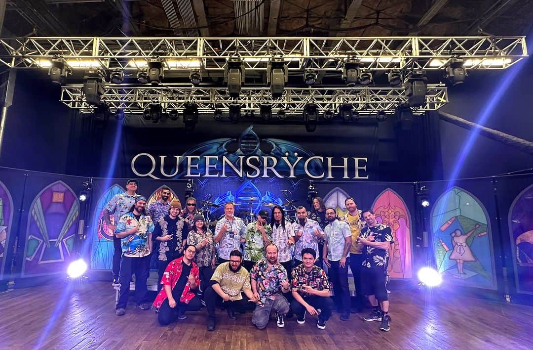 Queensrycheさんのインスタグラム写真 - (QueensrycheInstagram)「The @hobanaheim crew with Queensryche - 17 years and counting 🤘#queensryche #hawaiianshirtday #crew #goodtimes #17yearsandcounting #memoriesmade #lotsofsmiles #amazingpeople」10月25日 1時30分 - queensrycheofficial